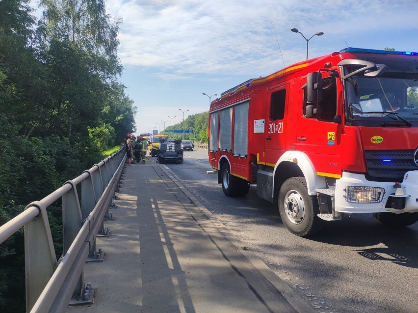 Wypadek na ul. Murckowskiej w Katowicach. Zderzyły się trzy samochody osobowe. Jeden z nich dachował