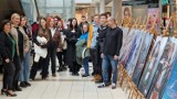 Wystawa prac uczniów ZSP 6 w Piotrkowie w Focus Mall. Młodzi twórcy prezentują prace graficzne oraz projekty ubioru. ZDJĘCIA