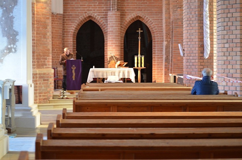 W kościołach na mszy może być tylko pięć osób - kolejne decyzje biskupów. Co z uroczystością pierwszych komunii?