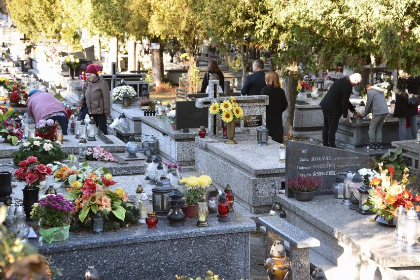 Nowy Sącz. Tłumy sądeczan na cmentarzu na dzień przed uroczystością Wszystkich Świętych [ZDJĘCIA] 