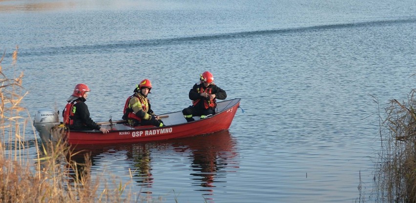 Rower w zalewie ZEK w Radymnie w powiecie jarosławskim. Strażacy sprawdzali brzegi i dno zbiornika. Szukali ciała? [ZDJĘCIA]