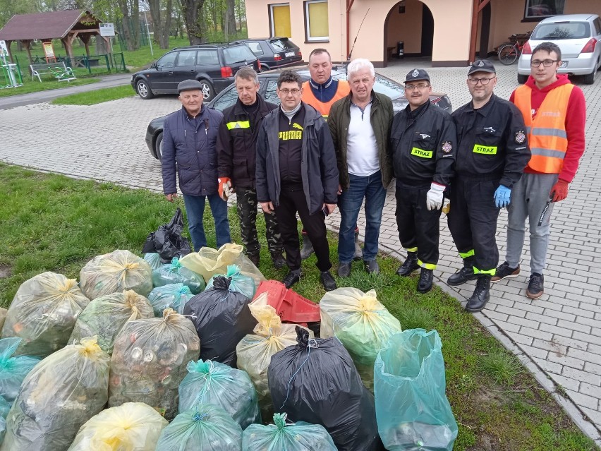 Społeczność Szymanowic zaangażowała się w ekologiczną akcję "Wielkie sprzątanie w gminie Gizałki"