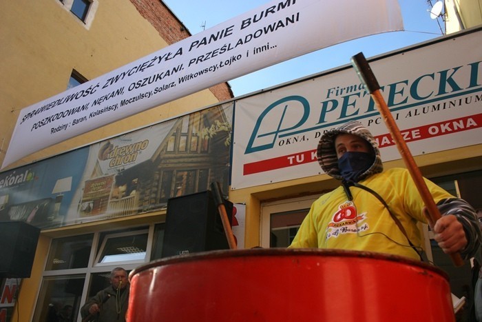 Ofiary burmistrza Złotoryi zorganizowały protest przy ul....