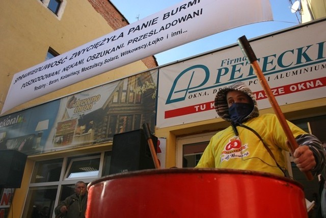 Ofiary burmistrza Złotoryi zorganizowały protest przy ul. Basztowej.