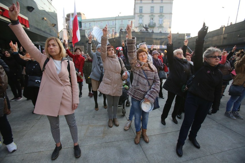 Strajk Kobiet w Sosnowcu. Kobiety protestowały na Placu Stulecia [ZDJĘCIA]