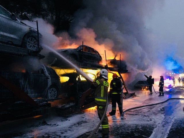 Cztery samochody przewożone na lawecie doszczętnie spłonęły na DK1