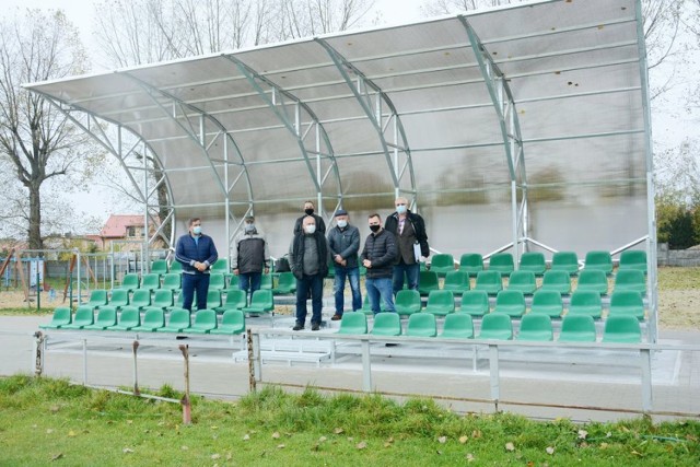 Nastąpił odbiór trybun na stadionie w Dobroszycach. Stare, betonowe zostały rozebrane, a w ich miejsce pojawiły się nowe i estetyczne, jedna z nich jest zadaszona. Pomieszczą prawie 200 kibiców. Przy odbiorze obecni byli radni Andrzej Kasina i Andrzej Hold oraz sołtys Ryszard Głowacki. Wykonawcą prac była firma Biobud Piotr Schabikowski. Inwestycja zrealizowana została dzięki dofinansowaniu z programu "Odnowa Dolnośląskiej Wsi" oraz środkom przeznaczonym na ten cel z budżetu gminy.