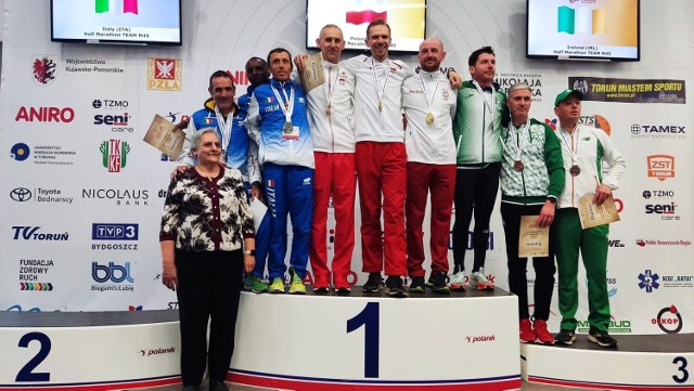- Grupa szczęśliwych ludzi - tak ze humorem komentuje fotkę z  9. Halowych Mistrzostwach Świata Masters w Toruniu Grzegorz Kujawski (w środku)