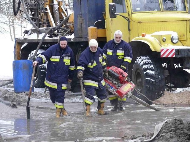 Strażacy od kilkunastu godzin walczą z niekontrolowanym wytryskiem wody w Kalinie