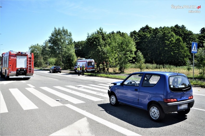 Wypadek w Mikołowie. Kierowca zatrzymał się, by ustąpić pierwszeństwa pieszemu. Uderzył w niego inny pojazd