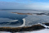 Klimatyczne Jezioro Wicko, ale w zimowej scenerii ZDJĘCIA. Latem jest tu raj. Polecamy