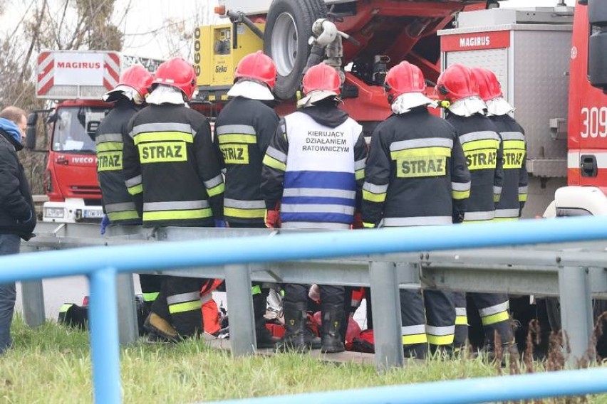 Mężczyzna, który wszedł na słup energetyczny we Wrocławiu, nie żyje [AKTUALIZACJA]