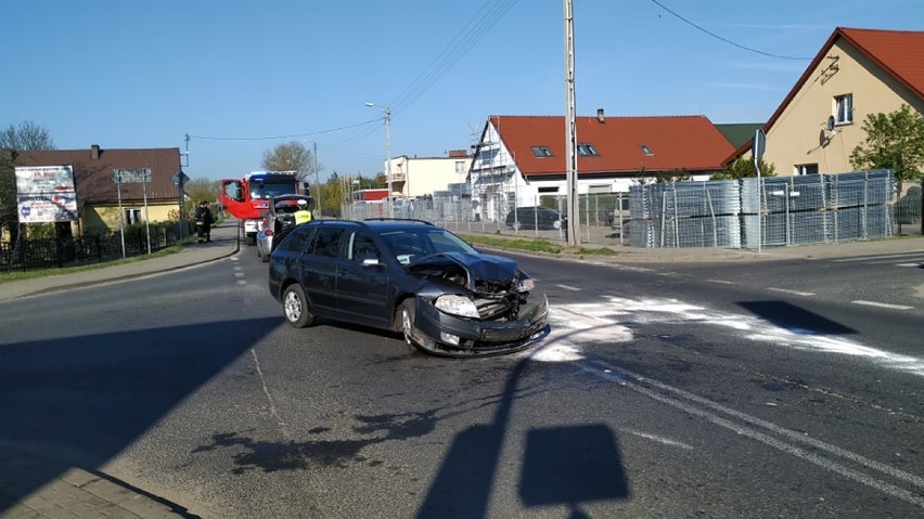 Zderzenie dwóch aut w Cieślach. Jedna osoba jest ranna (FOTO)   