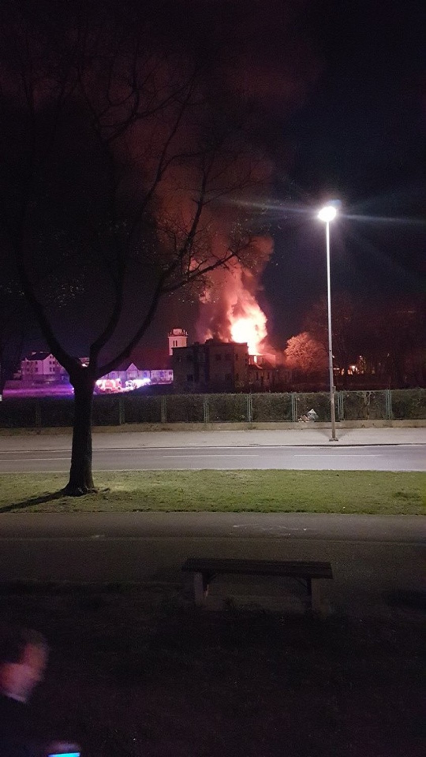 Pożar w Gdańsku. Płonął budynek na terenie Gedanii. Mieszkaniec: To jedno z największych podpaleń [zdjęcia, wideo]