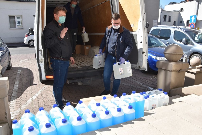 Firma Garchem przekazała grodziskiemu szpitalowi 700 litrów płynu do dezynfekcji 