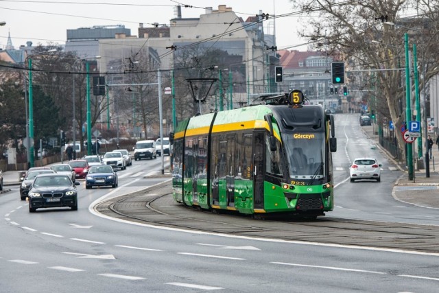 Władze Poznania zapowiadają też porządkowanie miejskiej przestrzeni na ul. Głogowskiej, Jeżyckiej i Poznańskiej, a także ogólniej na terenie Łazarza, Wildy, Starego Miasta i Śródki. Przejścia dla pieszych na tych obszarach powinny być lepiej dostosowane do potrzeb przechodniów, zatem trzeba zwiększyć odstęp między nimi a parkującymi samochodami do 10 metrów, zadbać o ich doświetlenie i instalację urządzeń sterowania, preferujących zielone światło dla pieszych. 

Zobacz szczegóły zmian dla konkretnych ulic ---->