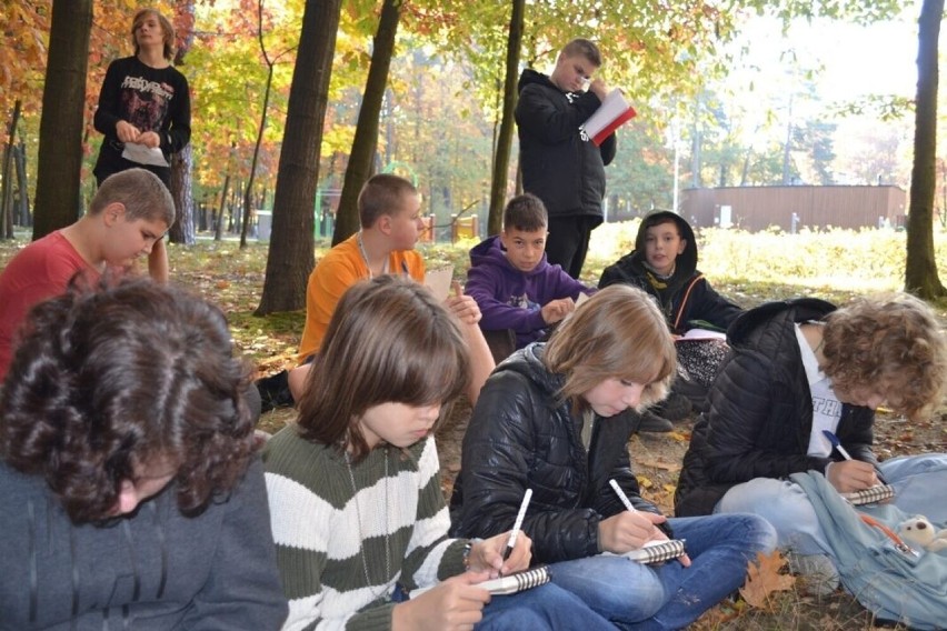 Wyjątkowa lekcja języka polskiego w jesiennym parku w Stalowej Woli. Zobacz zdjęcia