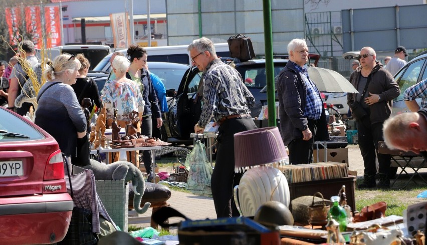 "Pchli targ"  na targowisku miejskim, przy ul. Paderewskiego...