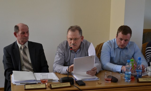 Przewodniczący klubu "Impuls", Krzysztof Augustyniak, krytykuje przewodniczącego rady za zbytnią rozrzutność