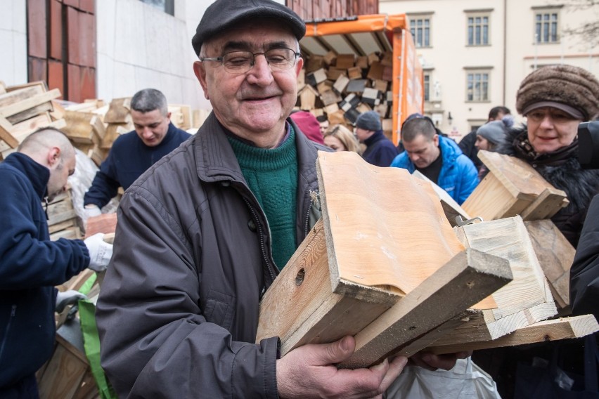 Kraków. Święto zakochanych - inaczej. Obok magistratu rozdawano budki lęgowe dla ptaków [ZDJĘCIA]