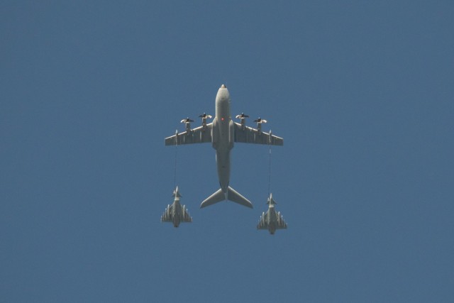 Na zdjęciu Airbus A400M wraz z tankującymi EF-2000 Eurofighter. Zdjęcie wykonane pod Inowrocławiem