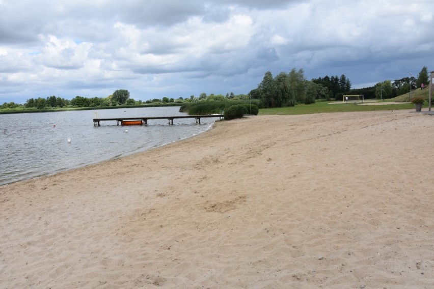 Plaża jest strzeżona przez ratowników w godzinach 12-20.