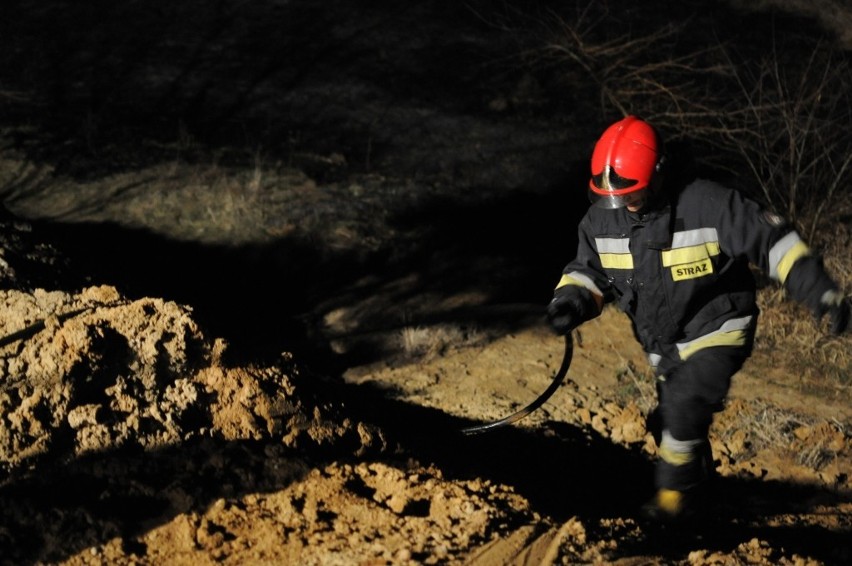 Psarskie: pożar trawy w niedzielę późnym wieczorem. Strażacy szybko uporali się z ogniem