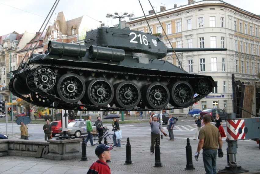 Czołg T-34 przed Zamkiem Cesarskim w Poznaniu