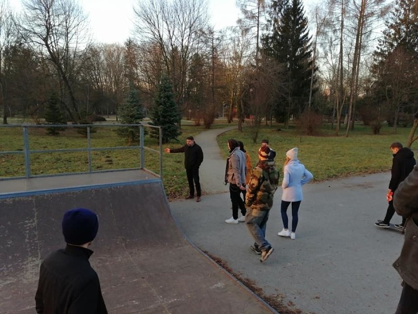 Młodzież w Ostrowcu w tym roku będzie korzystać z nowego skate parku [ZDJĘCIA]