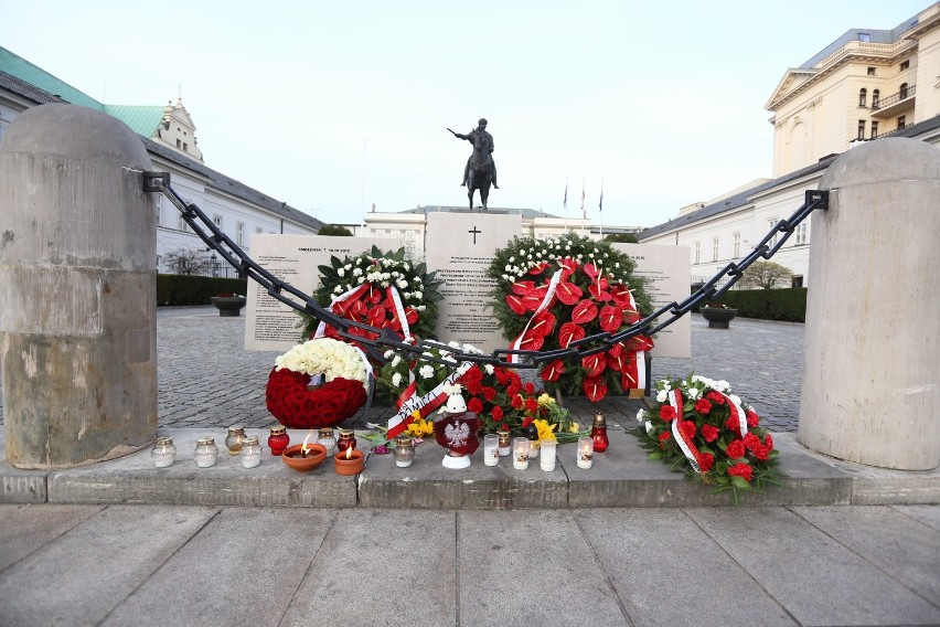 10. rocznica katastrofy smoleńskiej. Jak wyglądały obchody w Warszawie? Miasto na zdjęciach z 10 kwietnia 2020 roku