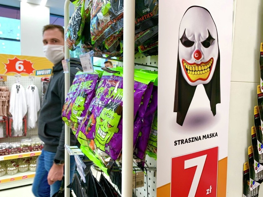 Na sklepowych półkach w Inowrocławiu stoją halloweenowe...