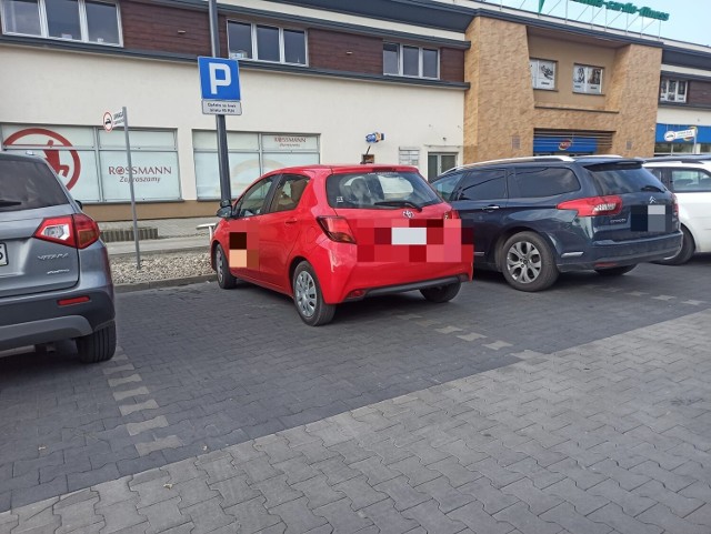 Prezentujemy 15 najbardziej "spektakularnych" przykładów parkowania - tym razem z drugiej połowy czerwca 2022 roku. Zobaczcie zdjęcia robione przez fotoreporterów "Echa Dnia" uzupełnione o te nadesłane na adres internet@echodnia.eu oraz z profilu na Facebooku "Jak się parkuje w Kielcach". Zdjęcia zrobione między 16 a 30 czerwca 2022 roku. Na zdjęciu przykład z Lidla na ulicy Warszawskiej - tu na takim "parkowaniu" złapano naukę jazdy.. Na kolejnych slajdach równie pomysłowi "mistrzowie parkowania z Kielc" - 20 przykładów totalnej bezmyślności z pierwszej połowy czerwca 2022 roku >>>