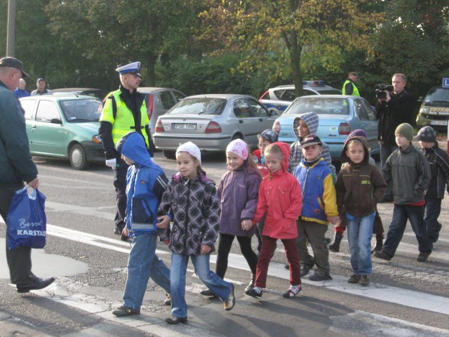 Policjanci pokazali dzieciom, kiedy można przechodzić przez ulice, gdy ruchem kieruje stróż prawa