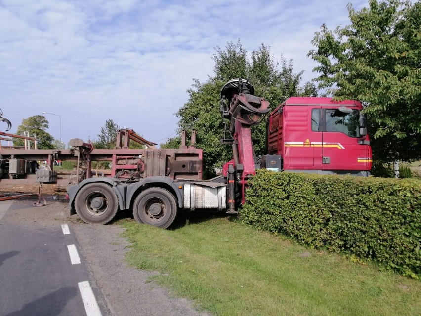 Dłużyca rozsypała się na drodze wojewódzkiej nr 212 w Udorpiu. Przyczyną usterka techniczna ciężarówki