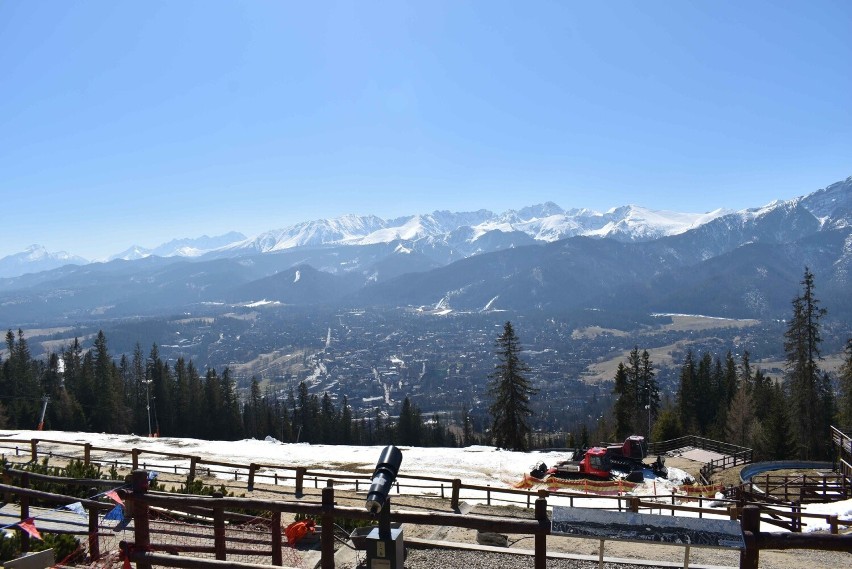 Zakopane. Cudowna pogoda, piękne słońce i widok na ośnieżoną panoramę Tatr 