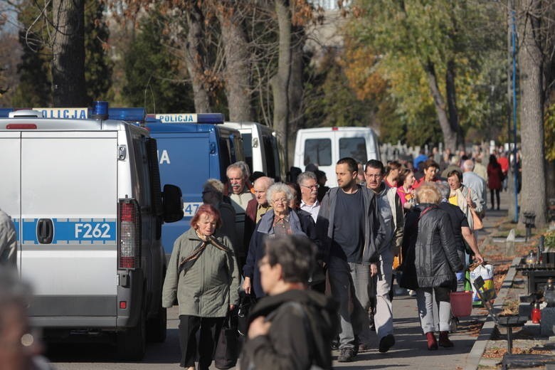 Policyjny punkt na cmentarzu na Mani. Poszkodowani zgłaszają...