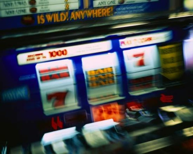 Dwanaście działających nielegalnie automatów do gier hazardowych ...