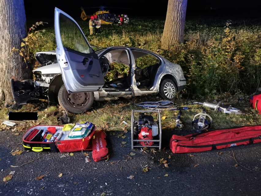 Szymankowo. Wypadek na drodze powiatowej w gminie Lichnowy. Dwie osoby ranne po uderzeniu samochodu w drzewo