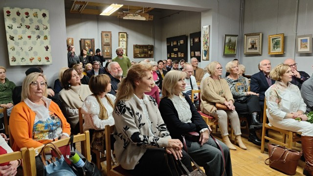 Wieczór z Viktorem Jędrzejakiem, znanym kaliskim malarzem w miejskiej bibliotece