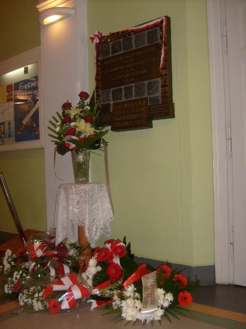 Złożono kwiaty pod tablicą studentów, którzy zginęli w wydarzeniach Czerwca 56