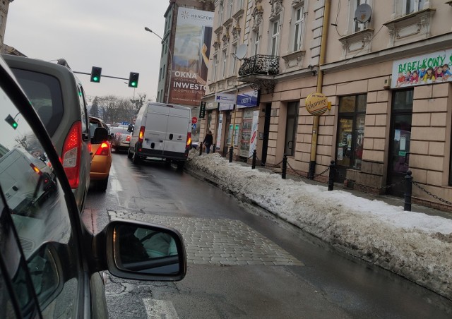 Pozostawiony na awaryjnych światłach samochód dostawczy na ul. Jagiellońskiej utrudnia poruszanie się innym kierowcom. Czytelniczka twierdzi, że sytuacja powtarza się codziennie.