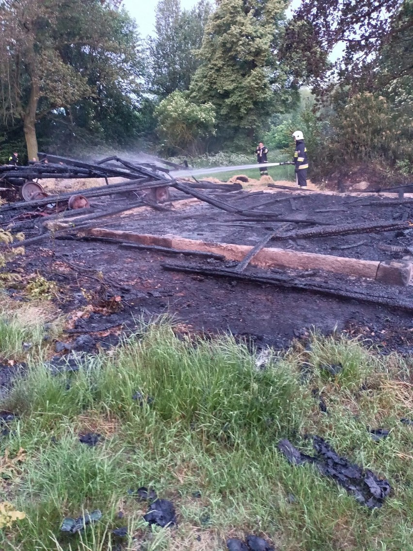 Pożar budynku gospodarczego w gminie Brąszewice ZDJĘCIA