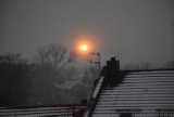 Sławno. Niezwykły zachód słońca w czasie opadów śniegu. Zdjęcia. Prognoza pogody 