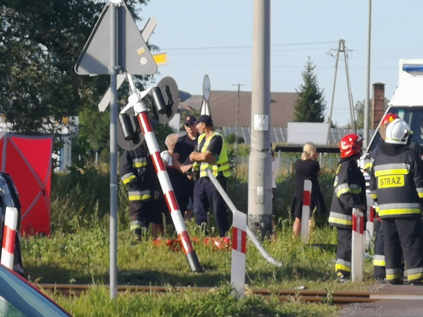Tragedia na przejeździe kolejowym w Dragaczu. Samochód wjechał pod pociąg. Jedna osoba nie żyje [zdjęcia]