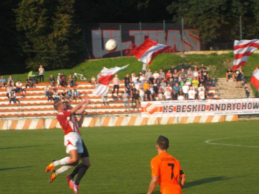 Biało czerwona flaga kiboli piłki nożnej -"Beskidu" w Andrychowie