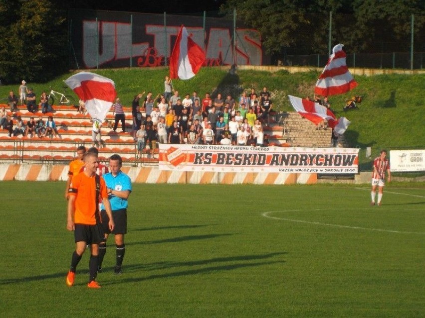 Biało czerwona flaga kiboli piłki nożnej -"Beskidu" w Andrychowie