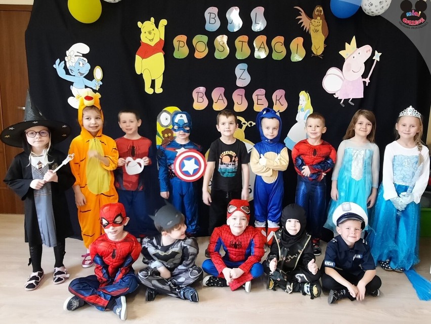 Dzień Postaci z Bajek w przedszkolu Mini College w Kielcach. Dzieci przebrały się za ulubionych bohaterów z kreskówek. Był bal przebierańców