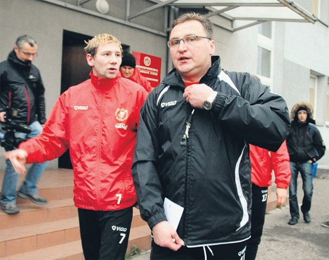 Trener Widzewa Czesław Michniewicz (z prawej) wziął udział w noworocznym meczu oldbojów w Gdyni