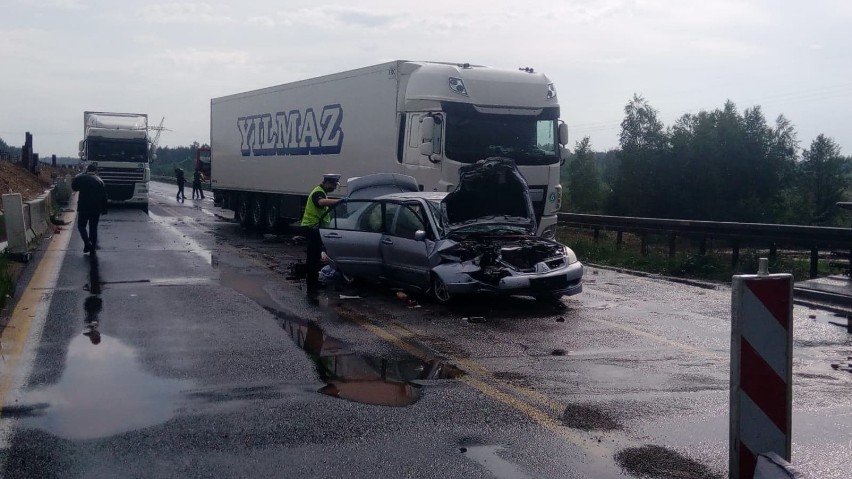 Wypadek Radomsko: na A1 samochód osobowy zderzył się z ciężarówką
