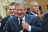 Bronisław Komorowski w Kościanie. Prezydent spotkał się z licealistami i przespacerował deptakiem